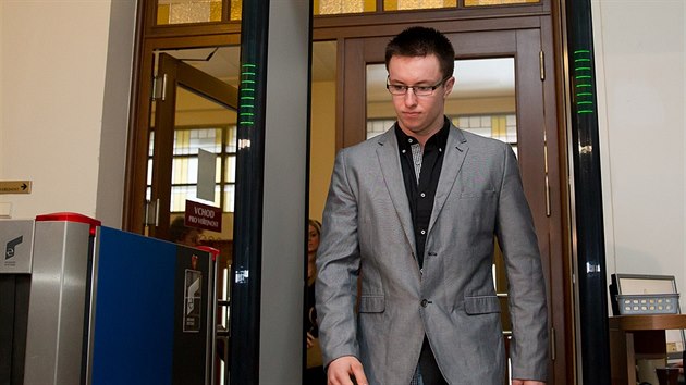 Lukáš Nečesaný přichází s manželkou ke krajskému soudu v Hradci Králové, který má vynést rozsudek v jeho případu (1.4.2016).