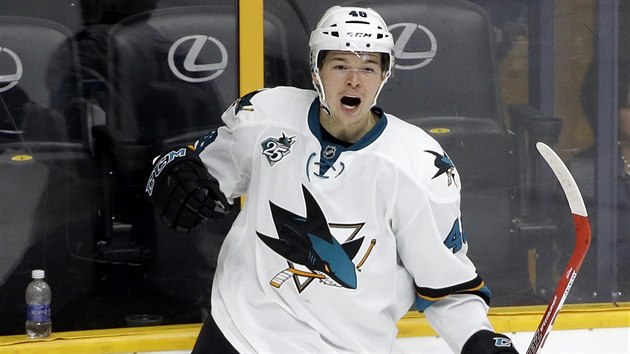 Tom Hertl ze San Jose se raduje z glu do st Nashvillu.