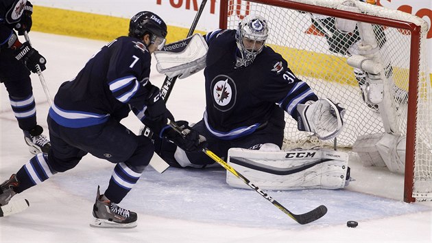 V ZPAHU. Glman Winnipegu Ondej Pavelec v akci v duelu s Minnesotou