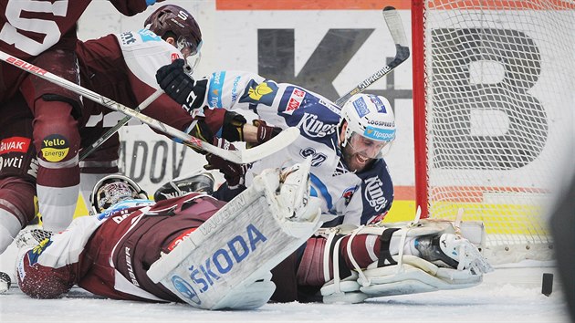 PLAY-OFF BOL. Sparan Marek Hrbas sloil na led plzeskho Nicolase Johnsona.