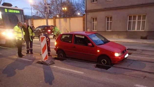 Auto zapadlo v Olomouck ulici v Brn tak ve stedu veer.