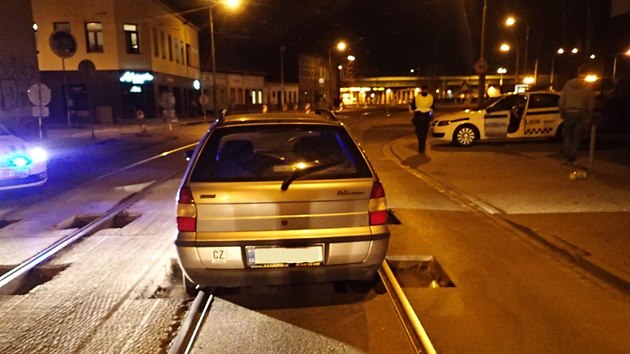 Jedno z aut zapadlo v Olomouck ulici v Brn ve tvrtek veer.