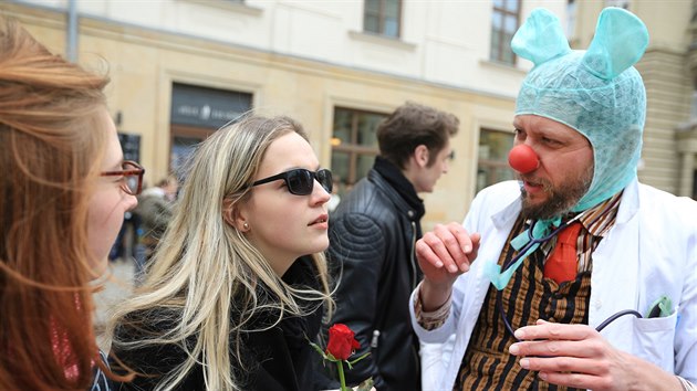 Ped Divadlem Bolka Polvky v Brn uspodali oslavu klaun.