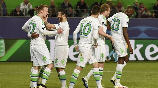 TY KLUKU IKOVN! Fotbalist Wolfsburgu oslavuj gl Maxmiliana Arnolda (vlevo).
