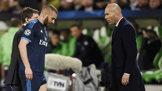 NEJDE TO, TRENRE. Zinedine Zidane, kou Realu Madrid, mus stdat Karima Benzemu.