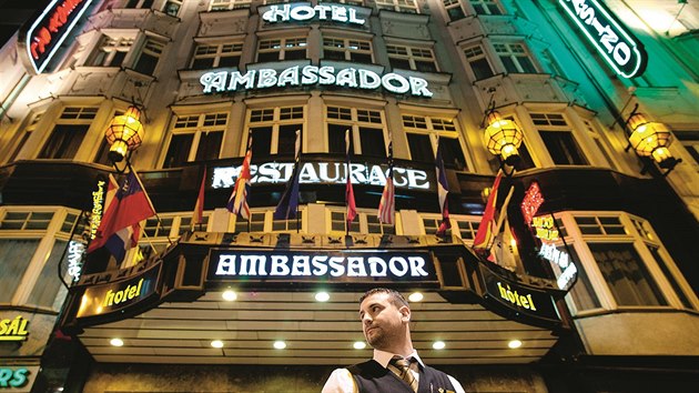 Ambassador. Kabaret Alhambra, pasáže, kasino, striptýzový bar. Václavák v jednom.