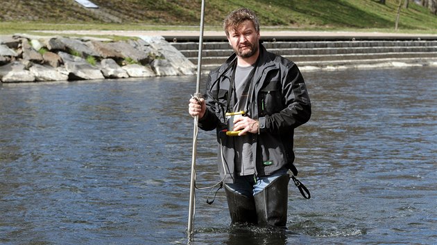 Ostravsk� hydrolog Jan Unucka v �ece Ostravici v Ostrav�.