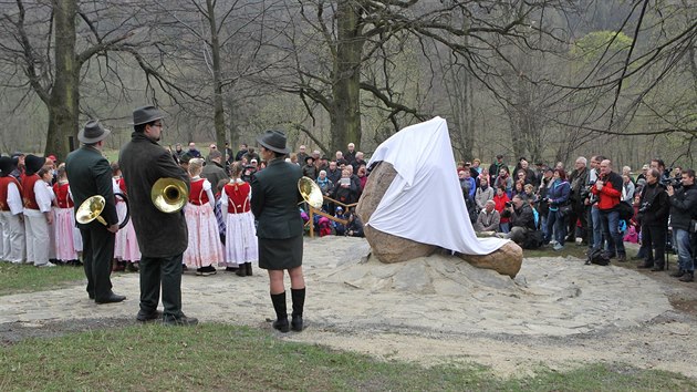 Pamtnk ped odhalenm. Podvat se pilo hodn lid.