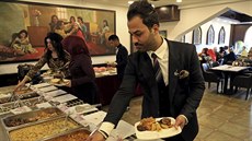 Iráané si jídlo umí uít. V Bagdádu vznikají neustále nové podniky. (7. dubna...