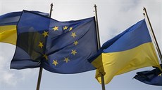 Vlajky Ukrajiny a Evropské unie před prezidentským sídlem v Kyjevě (7. dubna...