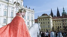 Karel IV. pijel na koni na Praský hrad (3. dubna 2016).
