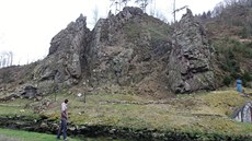 Ve skalách u řeky Svratky vytvořili horolezci dvě stezky zajištěné ocelovým...