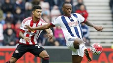 Útoník West Bromwiche Saido Berahino (vpravo) v souboji s DeAndre Yedlinem ze...