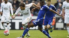 Stedopola Chelsea John Obi Mikel se snaí zastavit italského útoníka Swansea...