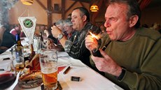 Volná sout� v pomalém kou�ení dýmky konající se v restauraci U b�ezího vlka....