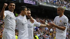 Fotbalisté Realu Madrid se radují z gólu Jamese Rodrigueze (druhý zleva).