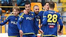 Jihlavští fotbalisté se radují ze vstřeleného gólu