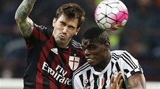 Alessio Romagnoli z AC Milán (vlevo) a Paul Pogba z Juventusu