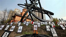 Památník obětem černobylské havárie obklopený fotkami obětí v ukrajinském...