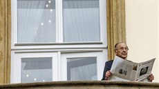 25 let poté. Hans-Dietrich Genscher na balkon nmecké ambasády v Praze, odkud...