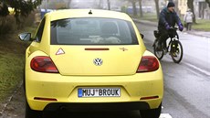 Volkswagen Beetle s registraní znakou na pání (Karviná, 8. bezna 2016)