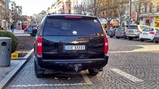Auto s registraní znakou na praském Václavském námstí. (29. ledna 2016)