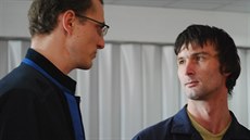 Luká erný (vpravo) pi rozhovoru se svým obhájcem. (4. dubna 2016)