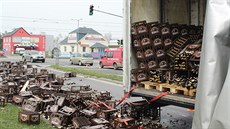 Kamion vysypal náklad s pivem na kiovatce v eských Budjovicích.
