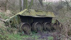 Zni�ený ruský tank v Hrab�ticích byl dlouho voln� p�ístupný, ne� se do n�j...