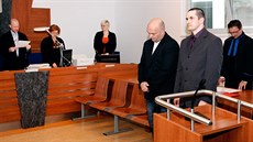 Policisté Jií Zemánek (v popedí vlevo) a Petr Kölbl (v popedí vpravo) si vyslechli rozsudek za muení zadreného. Roman Leikeb se k soudu nedostavil. 