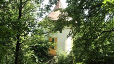 Novogotický altán postavený na vyhlídce nad údolím eky Oslavy r. 1830 zarostl...