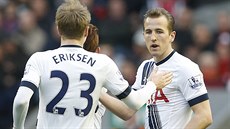 Radost fotbalist Tottenhamu, Christian Eriksen gratuluje Harry Kaneovi...