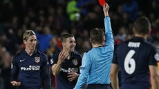 N�mecký sudí Felix Brych vylu�uje Fernanda Torrese z Atlétika Madrid (vlevo) ve...