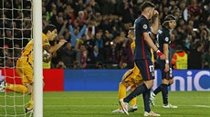 Luis Suárez (vlevo) z Barcelony po vyrovnání proti Atlétiku Madrid  spchá s...