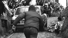 Rok 1987 a památná fotka Jespera Skibbyho, jehož bicykl na Koppenbergu přejíždí...