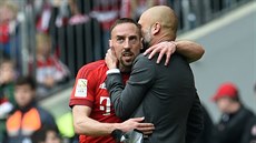 DÍKY TRENÉRE. Franck Ribéry slaví s trenérem Pepem Guardiolou gól do sít...