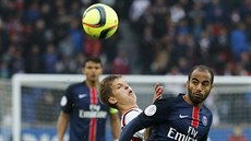 Lucas Moura v souboji o mí bhem zápasu proti Nice.