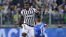 Paul Pogba (nahoe) v souboji o mí s Paredesem z Empoli.