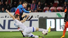 Jan Kovaík (nahoe) z Plzn stílí gól do sít Jihlavy.