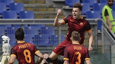 Stephan El Shaarawy (ve výskoku) z AS �ím slaví gól v derby proti Laziu.