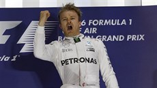 VÍTĚZ. Nico Rosberg slaví vítězství ve Velké ceně Bahrajnu.