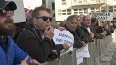 Tisíce Islanan vyly do ulic, chtjí rezignaci premiéra, který je figuruje v...