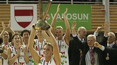 Brnnská kapitánka Hana Horáková v roce 2006 zvedla nad hlavu pohár pro vítze...