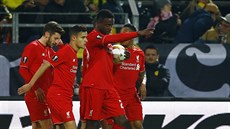 Fotbalisté Liverpoolu se radují z gólu. S míem v ruce autor branky Divock...