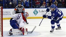 Montrealský gólman  Mike Condon  likviduje nájezd Ondeje Paláta z Tampy Bay.