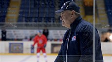 Kou hokejové reprezentace Vladimír Vjtek vede trénink v Ústí nad Labem.