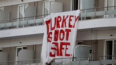 Demonstranti na ostrov Lesbos vyvsili transparent s nápisem Turecko není...