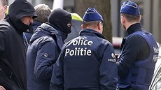 Belgití policisté bhem operace v bruselské tvrti Etterbeeck (9. dubna 2016)