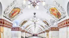 Stanice moskevského metra Kijevskaja oslavuje na obrazech v klenbách ivot na...