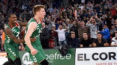 Davis Bertans (vpravo) slaví spolu s Mikem Jamesem vít�zství svého Laboral...
